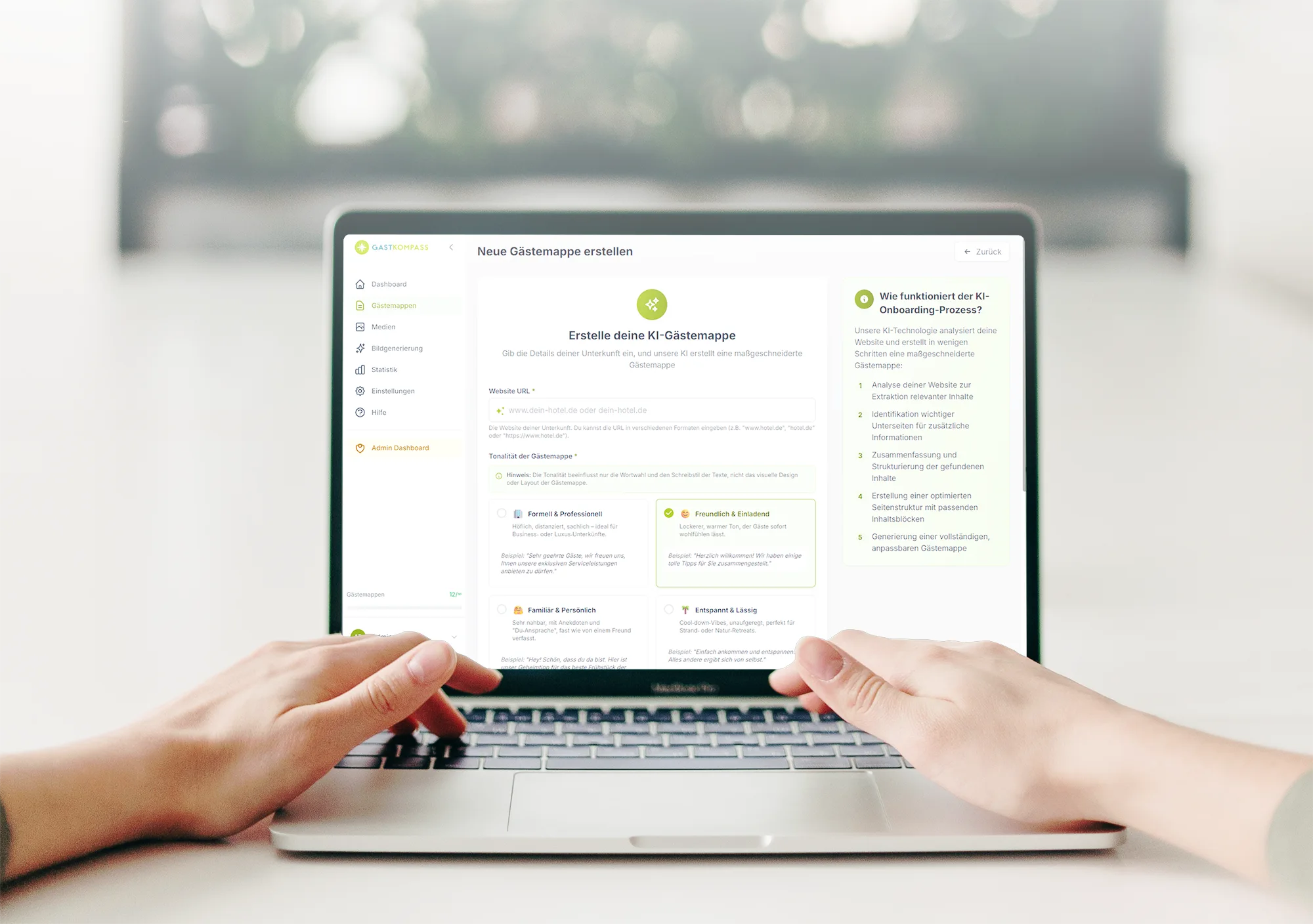 Hände an einem aufgeklappten Laptop, auf dessen Bildschirm eine Webapp mit Dashboard zur Erstellung einer KI-Gästemappe samt Formular und Schritt-für-Schritt-Erklärung geöffnet ist; unscharfer, heller Hintergrund.